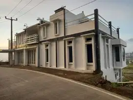 Dijual/ disewakan Rumah/ Villa 3 Lantai di Puncak Cipanas, bs TT Mobil