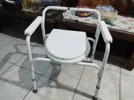 Commode Chair Putih.