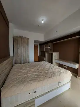 Disewakan termurah Tahunan studio furnish apartement the nest