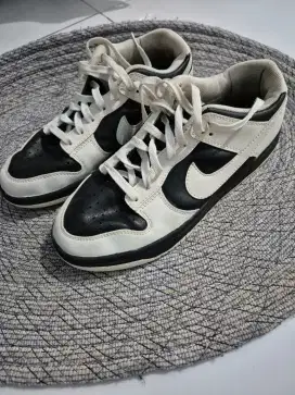 Sepatu Olahraga Nike