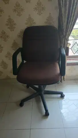 Kursi kantor nyaman