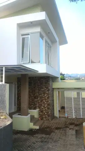 Rumah Baru, 2 lantai di Cigadung. View bukit dan kota. Murah sekali