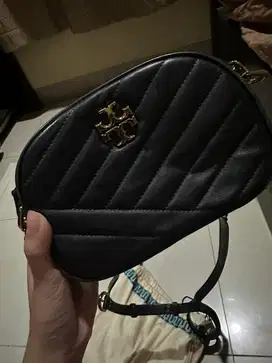 tory burch sling bag black