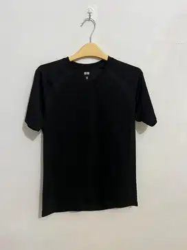 Kaos Olahraga Uniqlo