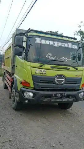 Dumptruck 6roda Hino FG235JJ 2018 Bagus siap kerja luar kota