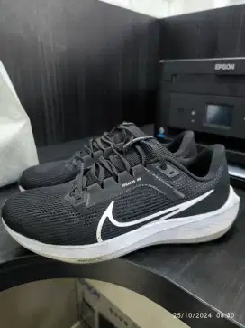 Sepatu Nike Pegasus 40 Warna Hitam Putih Size 42,5 (27 cm) Second Ori