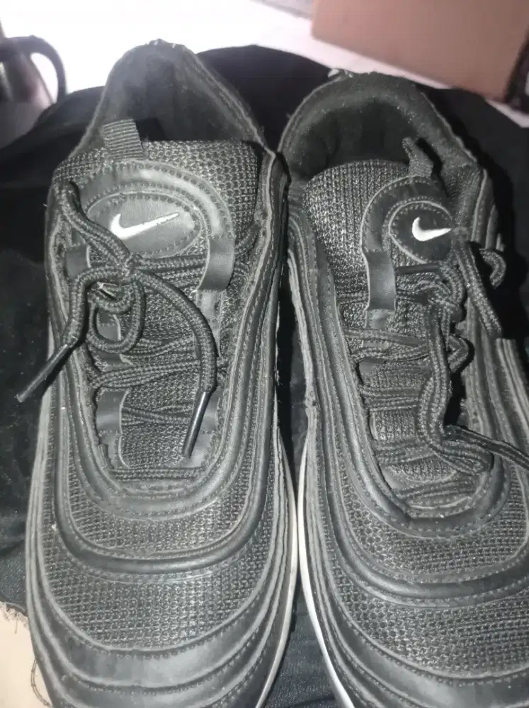 Nike hitam UK 42