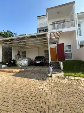 Dijual Rumah 3 Lantai Dengan Rooftop Lokasi Strategis di Padasuka Band