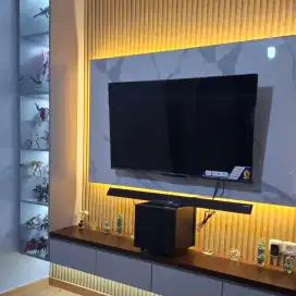 Backdrop TV dan Lemari Kaca