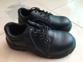 Sepatu safety bagus uk 40