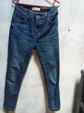 Dijual celana wanita denim 3/4. Brand C2. Kondisi second