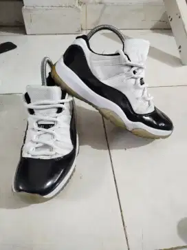 Sepatu basket Jordan retro 11