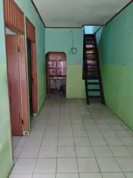 Di kontrakan rumah 2 lantai dalam gang