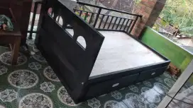 Tempat tidur laci