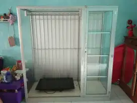Lemari kaca gantung dan rak