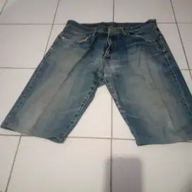 Celana pendek levis