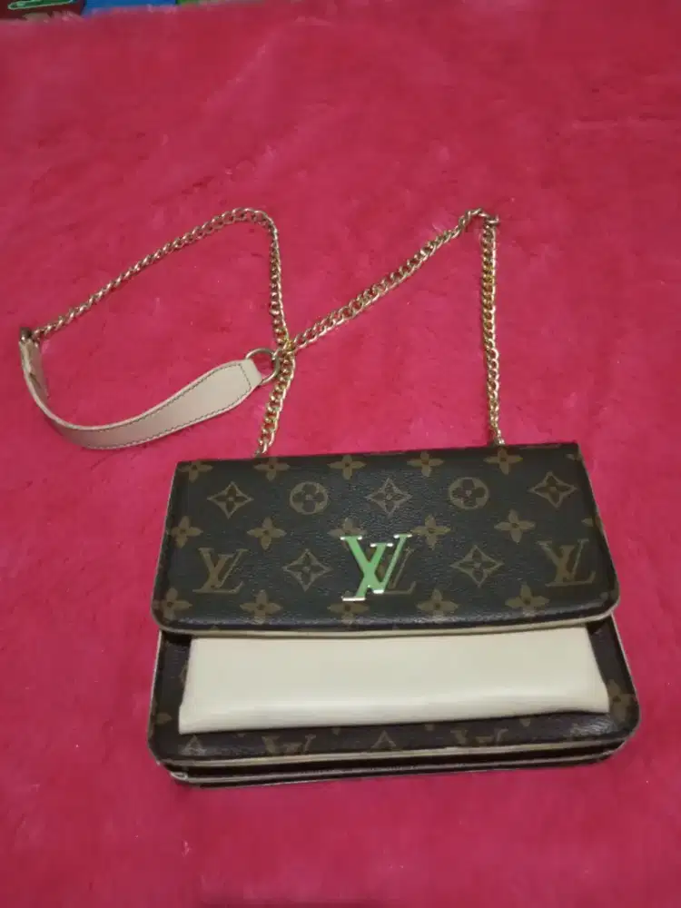Dijual tas selempang Louis Vuitton