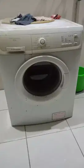 Mesin cuci ELECTROLUX 5.5 kg buka depan