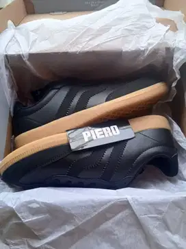 Sepatu sneakers piero grand london black gum