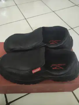 Sepatu safety merk cheetah