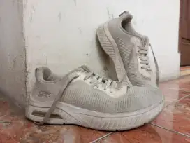 Jual 3 sepatu dengan merk yang berbeda-beda