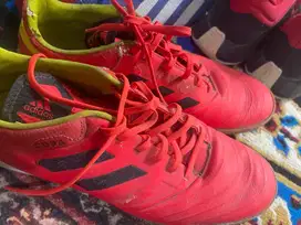 Sepatu futsal adidas