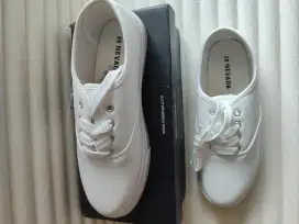 Sepatu Sneakers Nevada white size 39