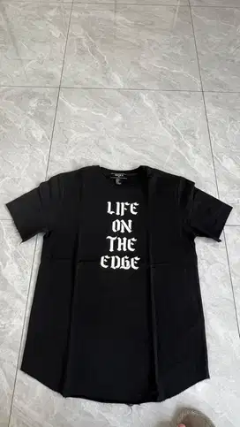 Kaos hitam tulisan