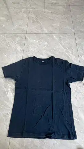 Kaos navy uniqlo