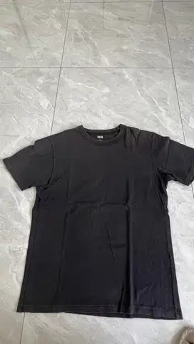 Kaos hitam polos uniqlo