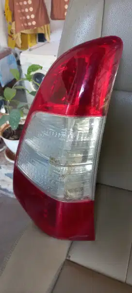 Lampu belakang kanan innova