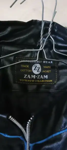 Jaket Stylish Zam-Zam Hitam Aksen Biru – Nyaman & Trendi!