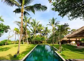 Vila Exclusive Front Beach, cantik dijual di Pantai Cemagi, Bali.