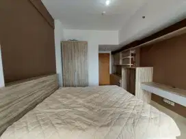 Di sewakan studio furnish tahunan apartement the nest