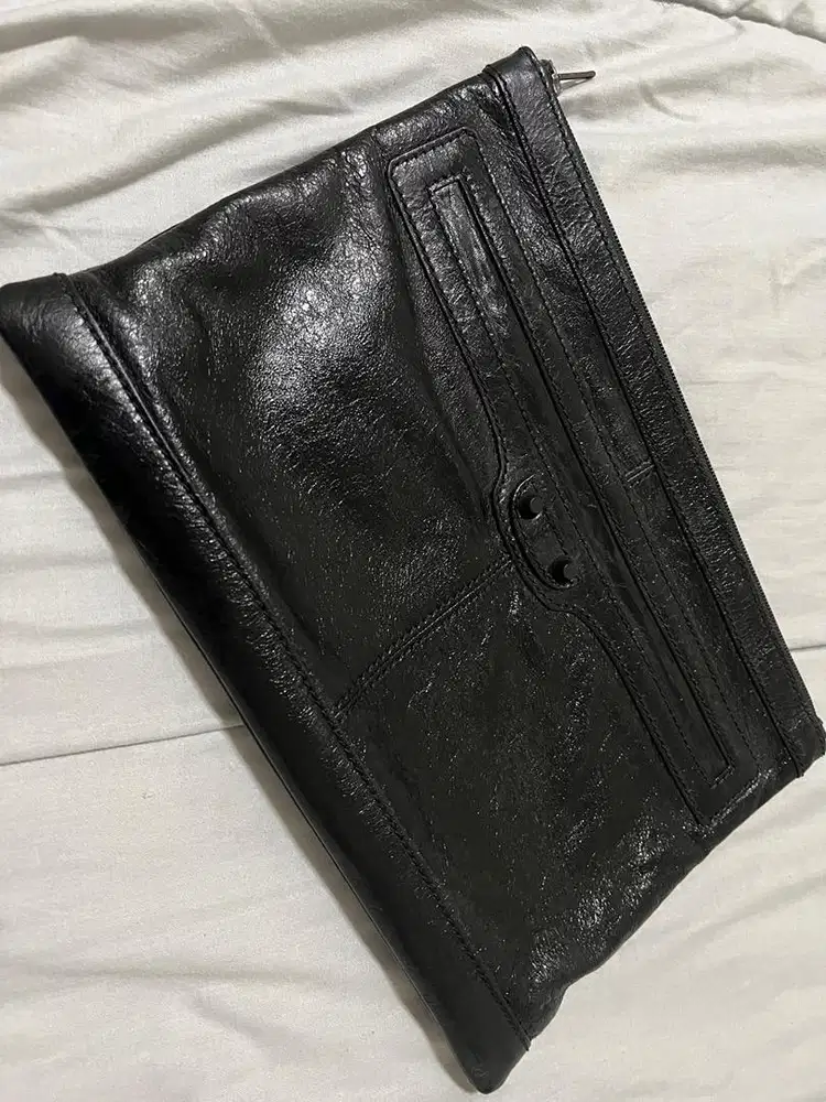Tas pouch pria Balenciaga