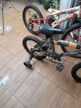 Sepeda anak roda bantu