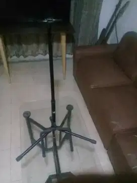 stand gitar siap pakai.