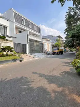 Rumah Mewah ada Pool di Pondok Indah Jakarta Selatan