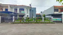 Jual Rumah Lux dengan Taman Luas di Jl.Kembar Timur