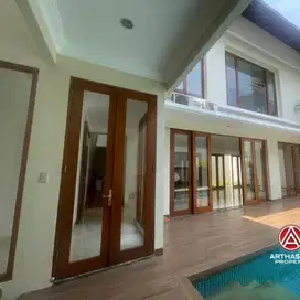 RUMAH MEWAH SIAP HUNI LOKASI STRATEGIS DENGAN PRIVATE POOL