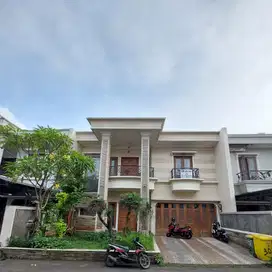 rumah mewah dan cantik dalam komplek dengan private pool