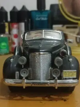 Yatming Die Cast 1938 Cadillac V-16 Presidential Limousine