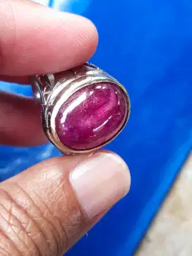 Cincin merah ruby