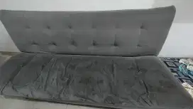 Sofa bed ruang keluarga dan meja tamu