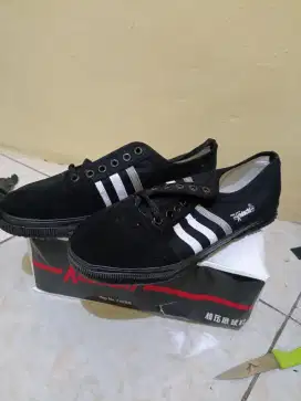 Sepatu kodachi hitam strip putih