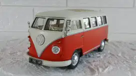 Diecast/Miniatur VW Kombi Dakota Red doff - Ivory doff skala 1:24