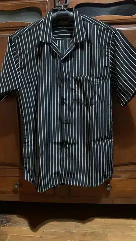 Kemeja Salur Hitam Putih