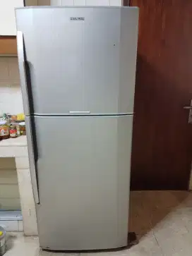 Hitachi kulkas 2-pintu (lemari es dan freezer)