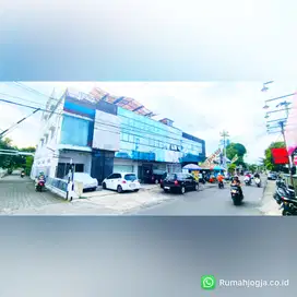 gedung dan ruang usaha pinggir jalan utama sorowajan