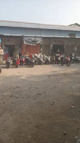 Dikontrakan 2 kios 2 lapak paling depan ramai di Pasar royal